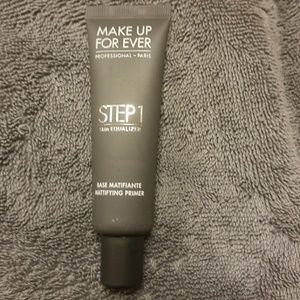 Mattifying primer